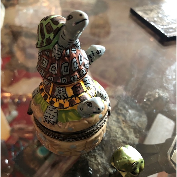 Collectible turtle trinket box. Little frog inside - Picture 1 of 4